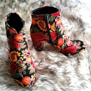 MIA size 7 Floral Embroidered Boots